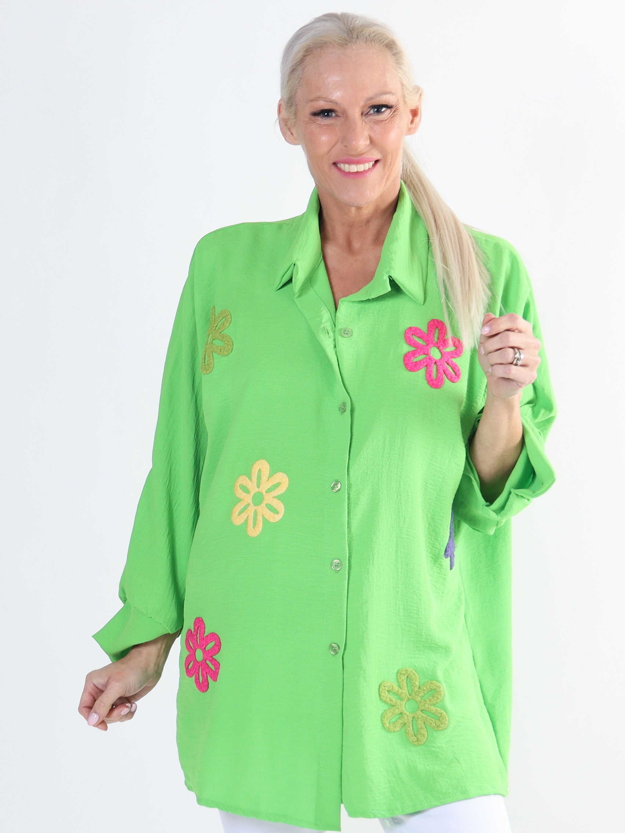 Katrin - Plus size skjorte med fine farvet blomster foran